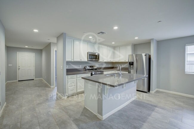 Building Photo - Beautifully maintained and modern 4-bedroom, 2-bathroom