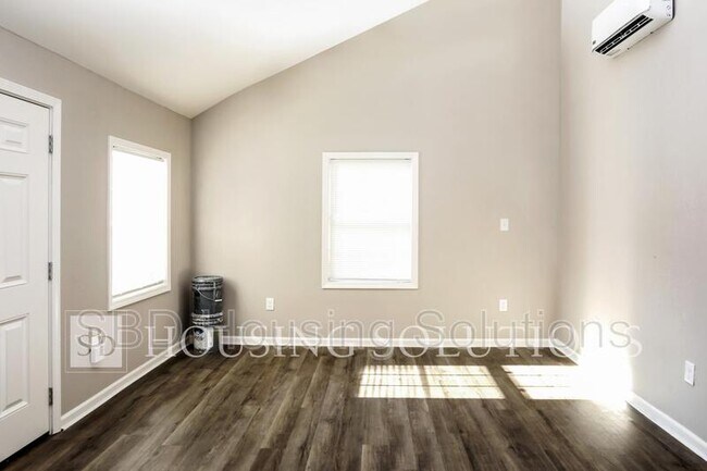 Building Photo - 1401 S Hedges Ave