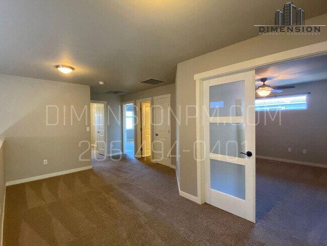 Building Photo - Spacious 4 Bed, 2.5 Bath Home with Garage ...