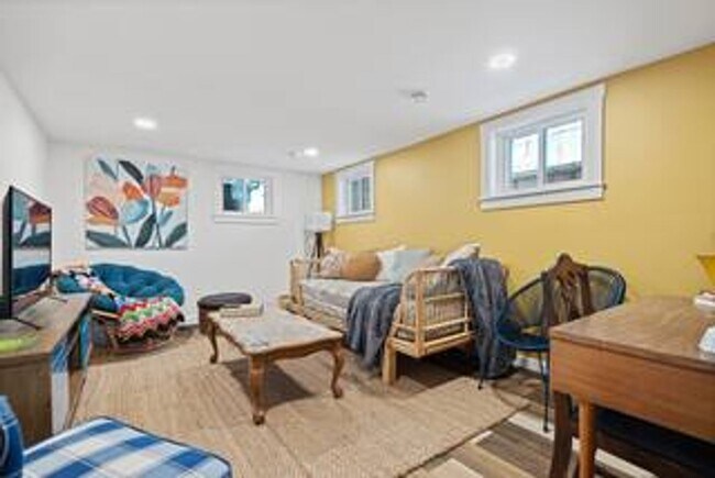 Building Photo - Stunning 4BR/2BA Home in Prime West End Lo...