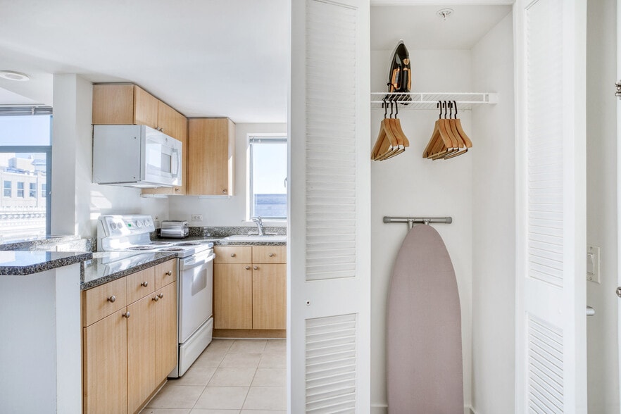 Building Photo - 400 8th St NW