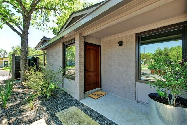 Building Photo - 2015 Eaton Ln