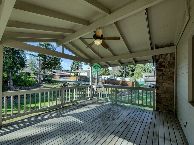 Building Photo - 5 Bed and 3 Bath Single-family Home Availa...