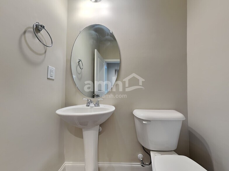 Building Photo - 30 Pratt Dr