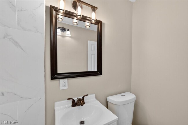 Building Photo - 681 E 258th St