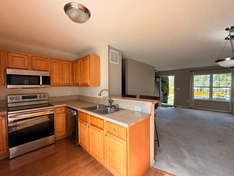 Building Photo - 717 Lazelle Rd