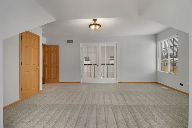 Building Photo - 1462 Glen Ellyn Rd