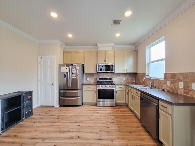 Building Photo - 1610 Pointe Leone