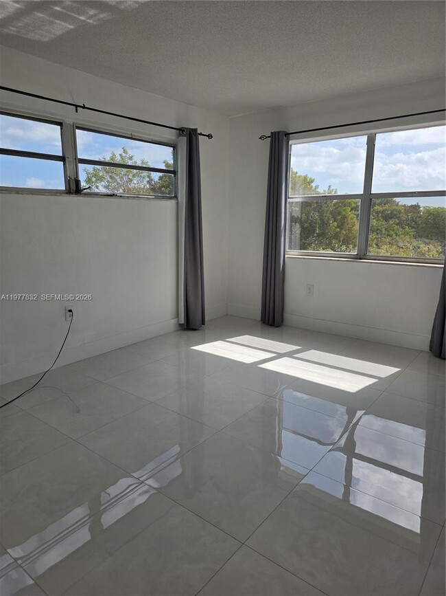 Building Photo - 1351 NE 191st St