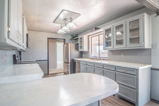 Building Photo - Charming home with updates!