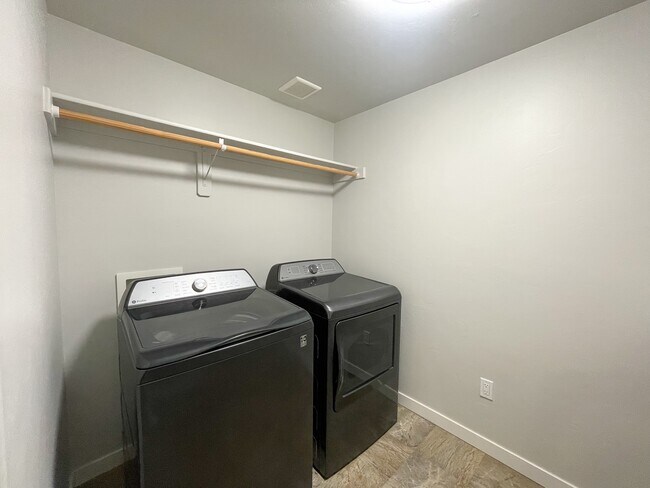 Building Photo - 11473 Baserri Dr