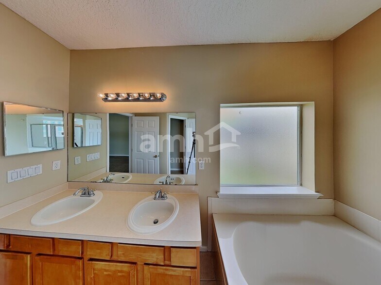Building Photo - 9183 Prosperity Lake Dr