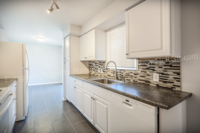 Building Photo - Adorable 3-bedroom Close to CSU and Old Town!