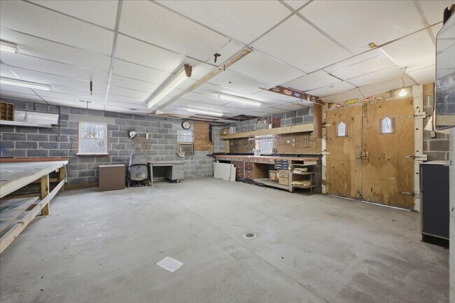 Building Photo - Single Home Available Just Under One Acre Lot!