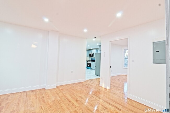 Building Photo - 40 Elizabeth St