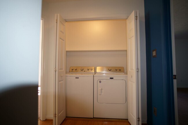 Building Photo - 3 Bed/2 Bath. Master on Main. Close to shopping, US 460, and I-81