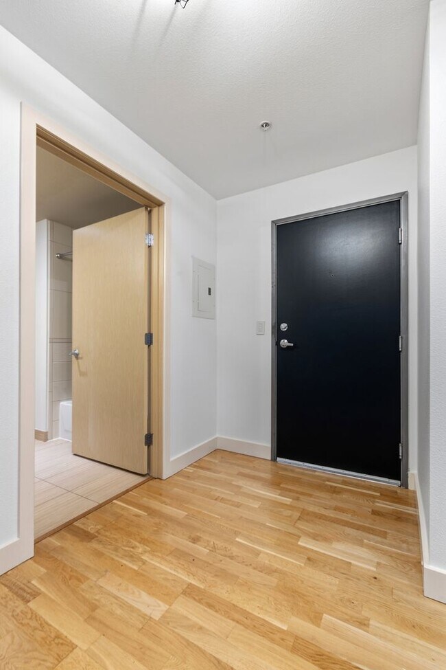 Building Photo - 1bd/1ba Seattle Condo