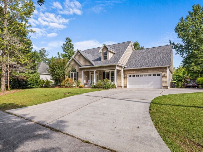 Building Photo - Beauty by the Water!