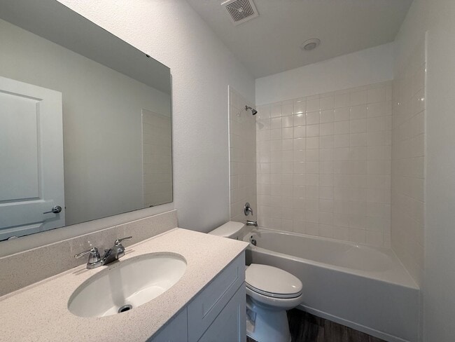 Building Photo - Beautiful 3 bedroom 2 bathroom home