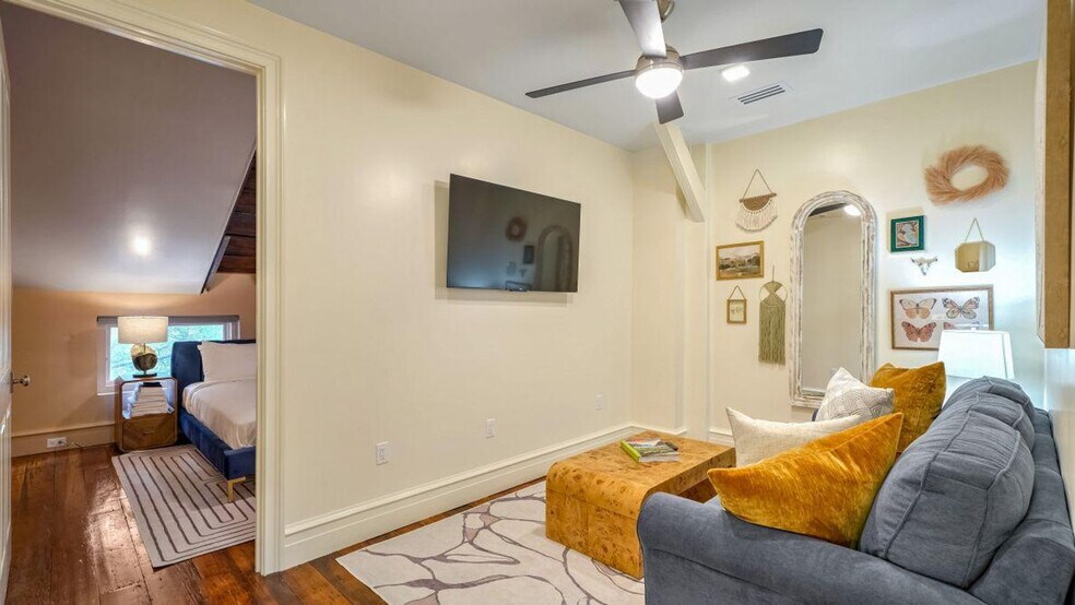 Building Photo - 604 Baronne St