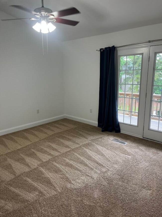 Building Photo - Available now. 3BR/3.5 BA Townhome in Ashl...