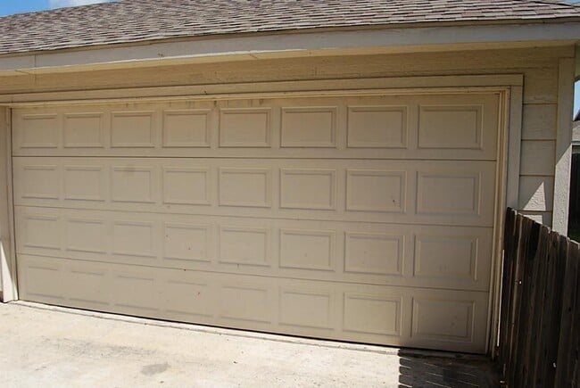 Building Photo - 16806 Mammoth Springs Dr