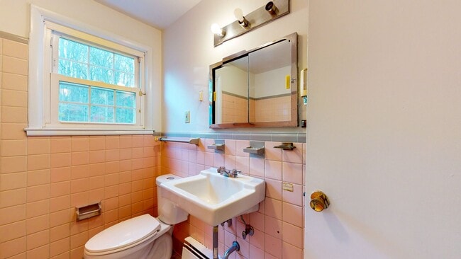 Building Photo - 3 Bedroom Split Level in Woodbridge