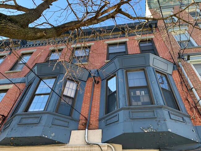 Building Photo - 418 Madison St