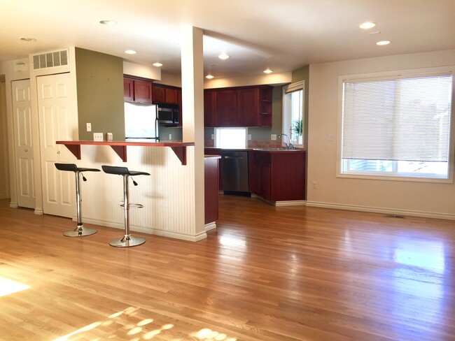 Building Photo - Spacious Leschi Ridge Townhome w/ 2 Car Ga...