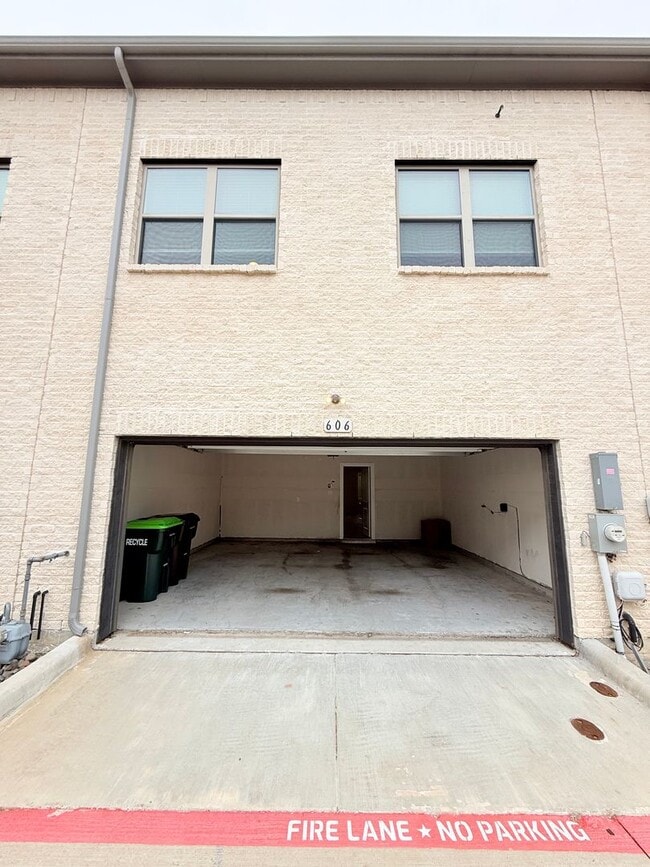 Building Photo - AVAILABLE NOW -Stunning 3-Bedroom Townhome Overlooking Greenbelt in Plano ISD 600 Collier Drive