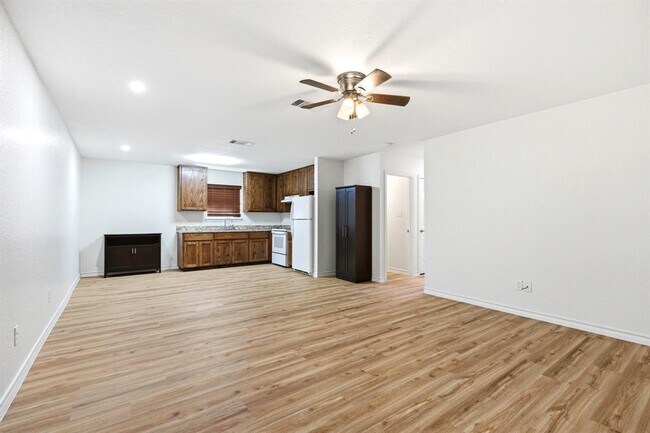 Building Photo - 823 N Commerce St