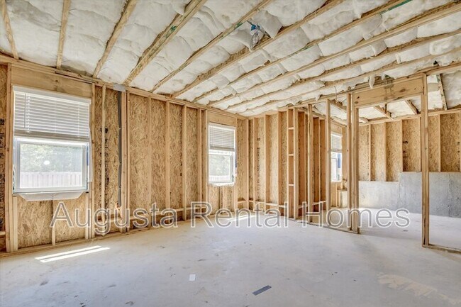 Building Photo - 560 Post Oak Ln