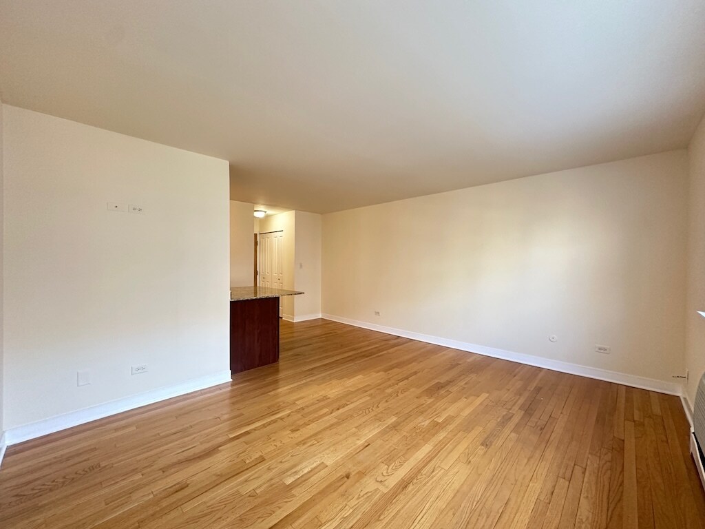 Building Photo - 639 W Wrightwood Ave