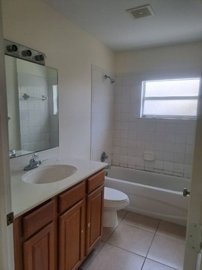 Building Photo - ANNUAL RENTAL 2/1  Available now!