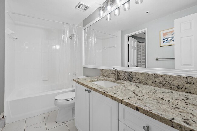 Building Photo - 560 S Sapodilla Ave