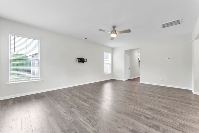 Building Photo - Elegant 3BR/2.5BA Home with Loft & 2-Car Garage in Persimmon Hill $2,100/mo rent