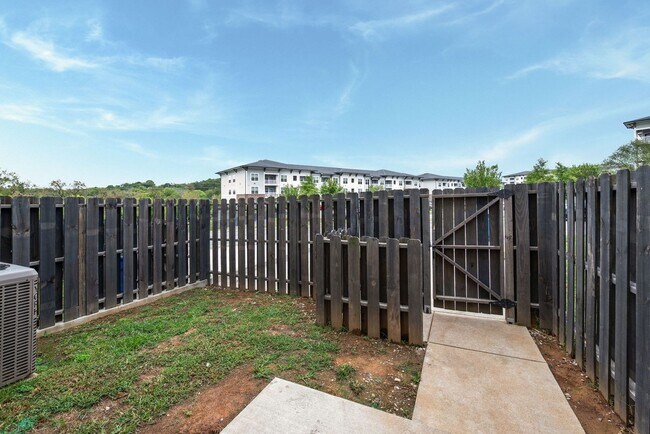 Building Photo - Stunning Modern Townhouse in the Heart of ...