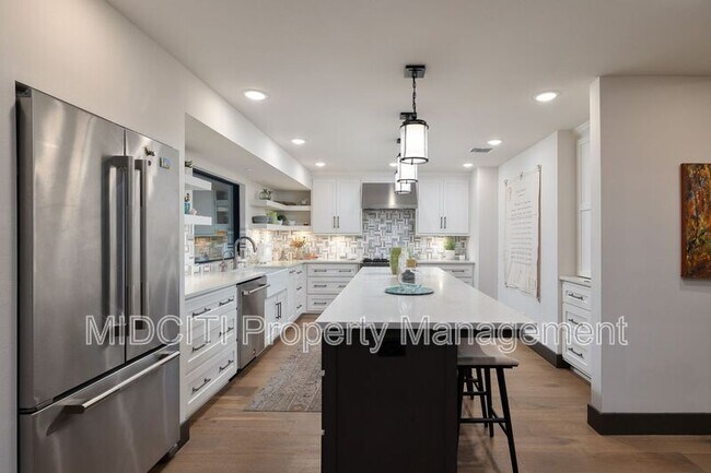 Building Photo - 180 Lake Ridge Dr
