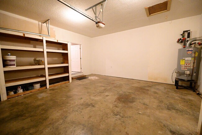 Building Photo - Wonderful and Spacious 3 bedroom home 2.5 bath in High Point with 2 car garage and large fenced-i...