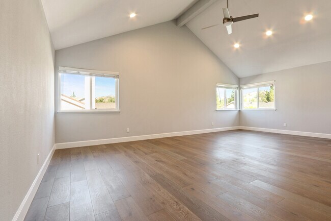 room - 21225 Nashville St