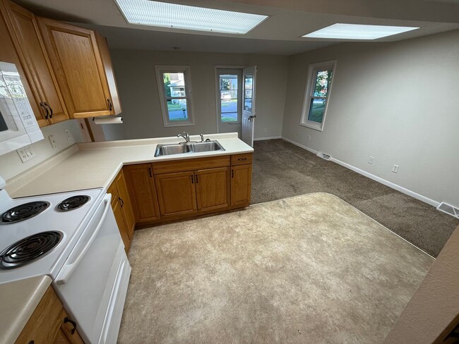 Building Photo - Cloquet MN - 3-bed - 1-bath - 1 - car Sing...