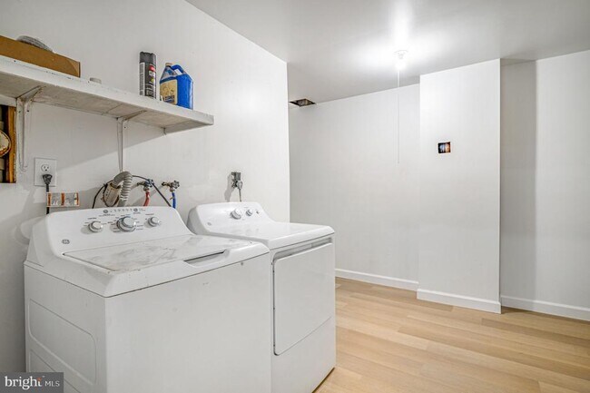 Building Photo - 1325 Barnaby Terrace SE