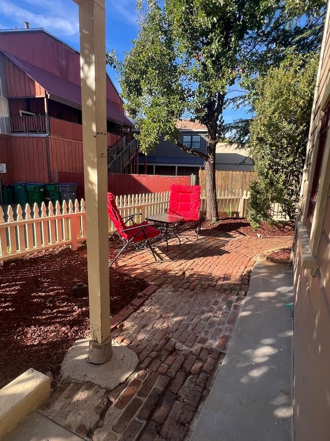 Building Photo - Adorable one bedroom apartment in downtown Grass Valley! Private parking, washer and dryer in unit.