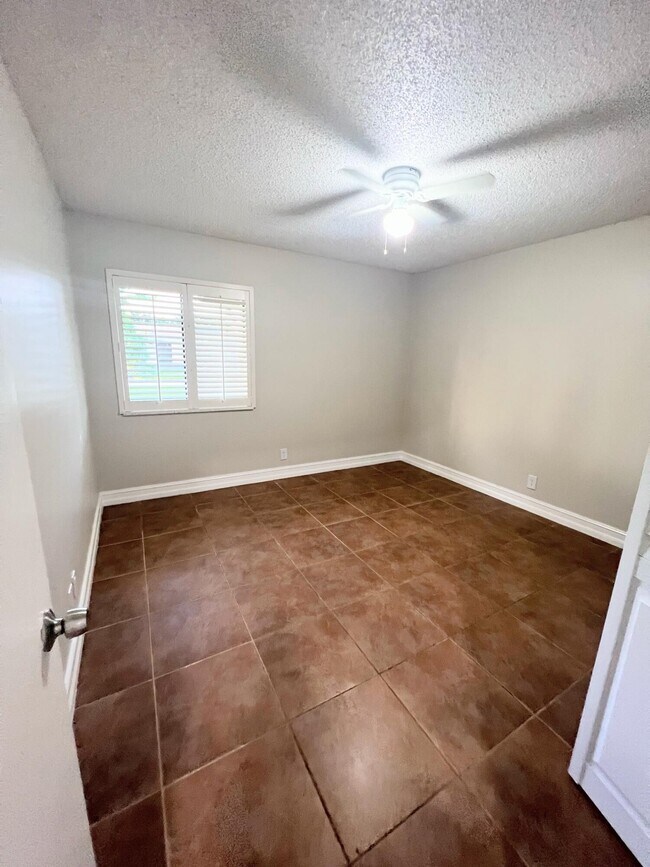 Building Photo - 4834 Willow Dr