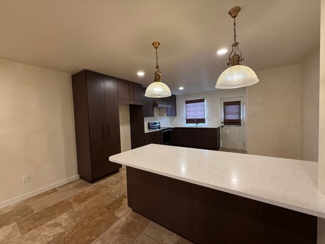 Building Photo - Beautifully updated condo!
