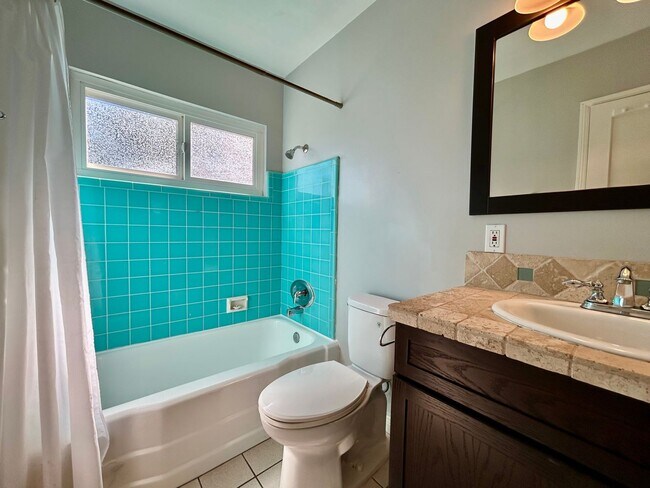 Building Photo - 2 Bed 1 Bath House with Large Yard in Cent...