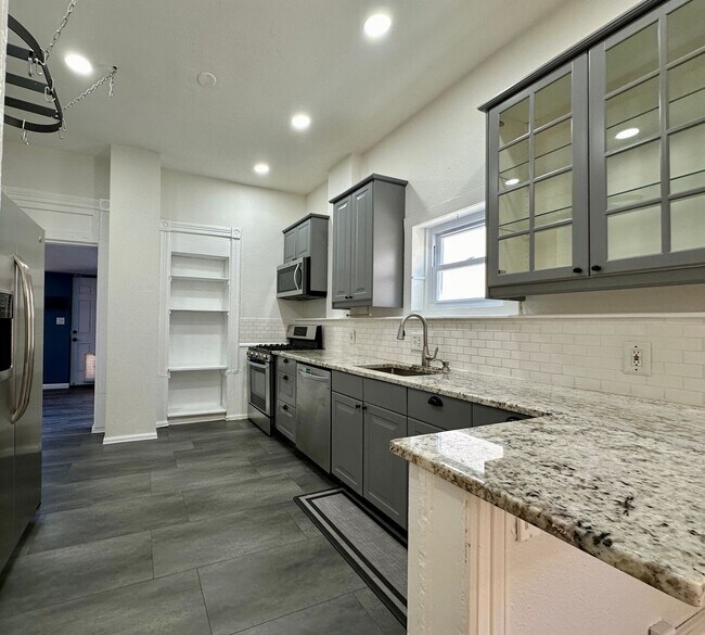 Building Photo - 3 Bedroom 2 Full Bath Renovated Single Fam...