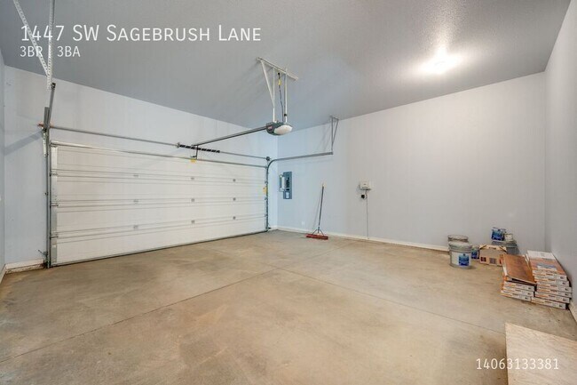 Building Photo - 1447 SW Sagebrush Ln