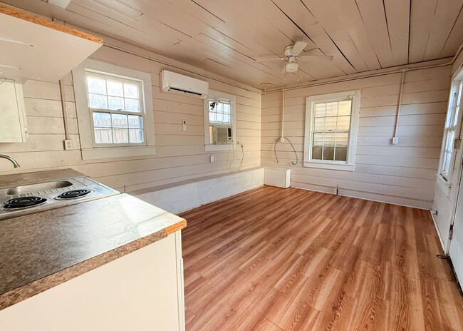 Building Photo - Studio in Main Town • All Utilities Included • Batesville