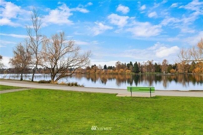 Building Photo - 2Bd/1.75Ba Seattle Townhouse